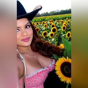 Meet your Posher, Krismeily